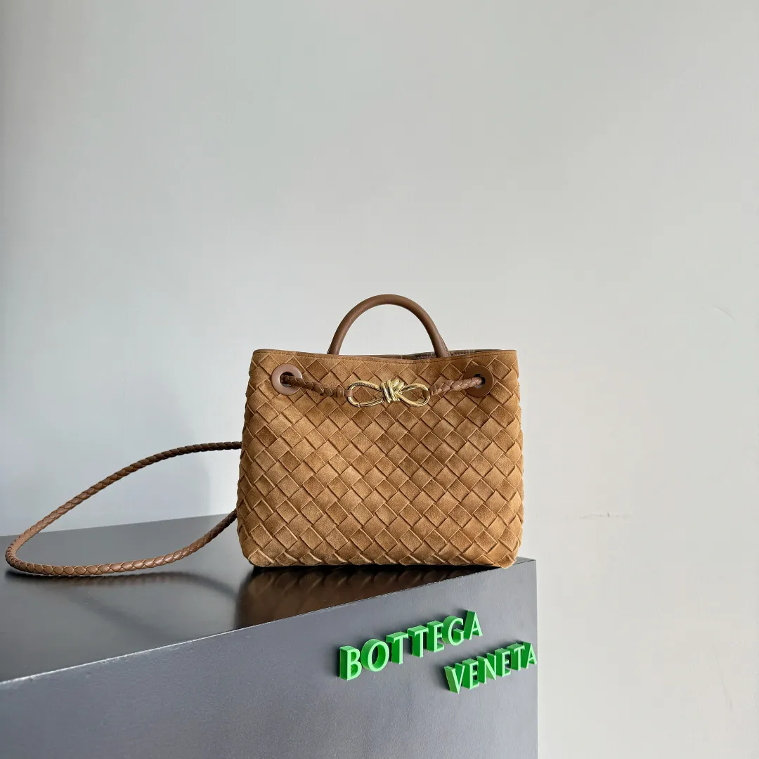 The 2023 new Andiamo batch of 1960 BV has been shipped‼ ️Really popular🔥The new Andiamo woven handbag launched by Bottega Veneta this season is really popular all over the world! ! Celebrities at home and abroad have worn it, and Oscar-winning actress Michelle Yeoh has taken it out on the street. Song Jia, Trai Yara, Yu Feihong, Sanji Ayaka, Rosie Hunting-Whiteley, Yoshioka Riho, etc. have all picked up this bag. It is classic and versatile, showing off its temperament, and the bag capacity is also large, which is very convenient for daily commuting! ! A variety of carrying methods, the shoulder straps can be adjusted by yourself, the original lambskin feels soft and delicate, and the neutral style is created to break gender boundaries and bring a more practical and longer-lasting use experience. Andiamo, which has both elegant and casual styles, perfectly interprets the true appearance of "fashionable old money style". Style number: 743568 (suede) Size: 25*22*10.5cm